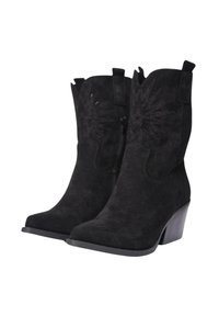 Stivali cowboy in suede neri con punta appuntita, motivi decorativi a forma di stella sul gambale e tacco impilato per un'altezza aggiuntiva.