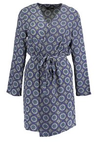 Wrapklänning med ett blått och grönt cirkulärt mönster på en mörklila bakgrund, med långa ärmar och ett knytbälte i midjan.