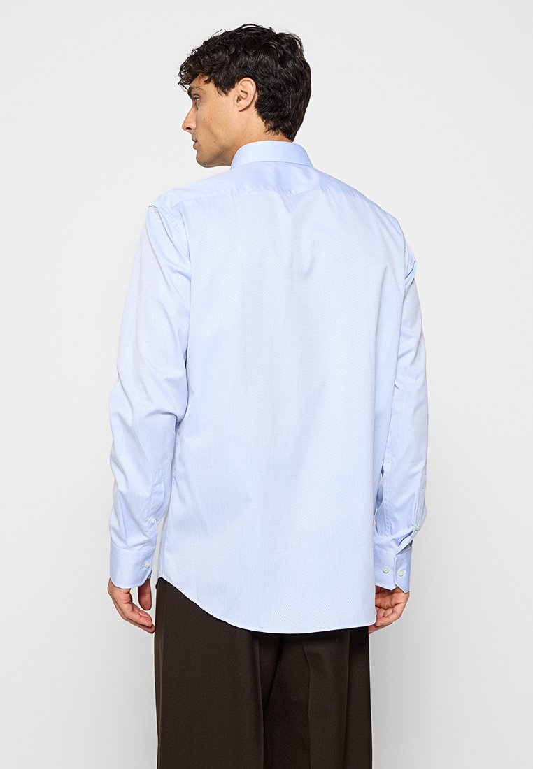 Lichtblauw overhemd met lange mouwen en een button-down kraag, met een subtiel patroon, rugpand en ronde zoom.
