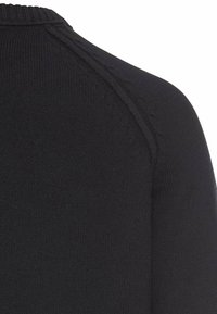 Schwarzer Strickpullover mit rundem Halsausschnitt, gerippten Details am Kragen und einer glatten, strukturierten Oberfläche am Körper. Größenangaben nicht sichtbar.