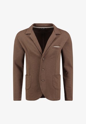 Brązowa marynarka jednorzędowa z trzema guzikami, klapami, dwoma dolnymi naszytymi kieszeniami i kieszenią na piersi z białą poszetką.