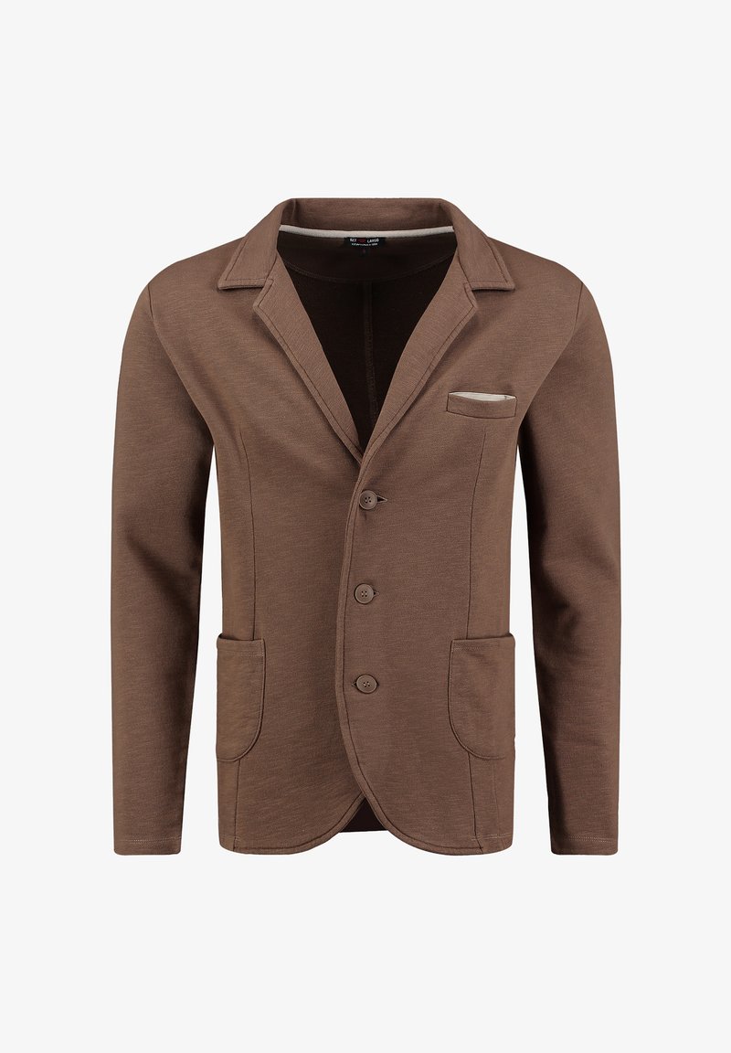 Blazer marrone a un petto con tre bottoni, rever a scollo, due tasche a toppa inferiori e una tasca sul petto con un fazzoletto bianco.