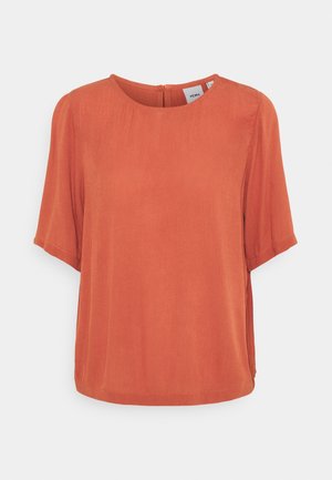 Blusa corta color ruggine a maniche corte con scollo rotondo e chiusura con bottone sul retro, caratterizzata da un tessuto leggero e liscio e una vestibilità rilassata.