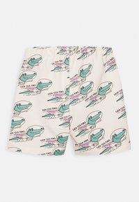 Calções claros com um padrão divertido, apresentando crocodilos em cartoon e a frase "CONHECE O TEU PODER." Feitos de um tecido texturizado.