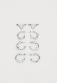 Sett med seks sølvøredobber med geometriske former, avrundede design og teksturerte detaljer. Inkluderer stiftøredobber og hoops.