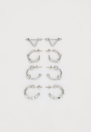 Set van zes zilveren oorbellen met geometrische vormen, ronde ontwerpen en textuuraccenten. Bevat studs en oorringen.