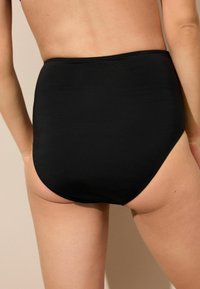 Crne gaćice za kupanje visokog struka od glatkog materijala, s čistim linijama i minimalnim dizajnom, koje pružaju punu pokrivenost straga.
