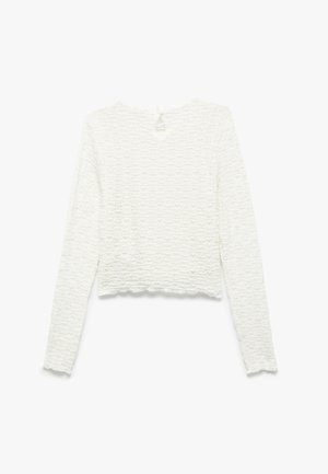 Weißes Langarmshirt mit strukturiertem, gewelltem Design, taillierter Silhouette und einem kleinen Knopfverschluss auf der Rückseite.