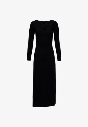 Czarna sukienka z długim rękawem, dopasowany fason z wyróżniającym się detalem w okolicy dekoltu, wykonana z tkaniny o prążkowanej strukturze, długość do kostek.