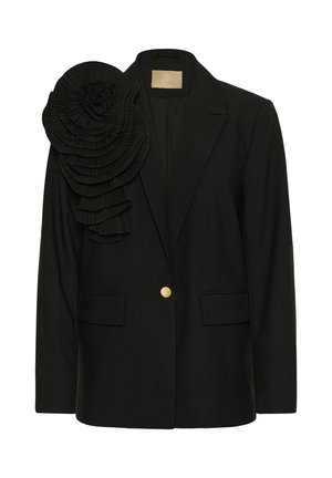 Mustast kohandatud bleiserist, millel on üks kuldne nööp ja suur tekstuuriga lilleline volang vasakul õlal, varustatud sälkidega kraega ja taskutega klappidega.