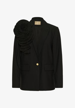 Mustast kohandatud bleiserist, millel on üks kuldne nööp ja suur tekstuuriga lilleline volang vasakul õlal, varustatud sälkidega kraega ja taskutega klappidega.