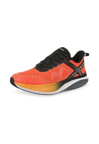 Scarpa sportiva arancione e nera con tomaia in maglia testurizzata, suola intermedia bianca e suola nera. Presenta lacci neri e un design laterale unico.