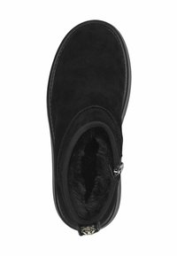 Botín negro de ante con un acabado suave, forro interior de felpa y cremallera lateral. Punta redondeada y diseño minimalista.