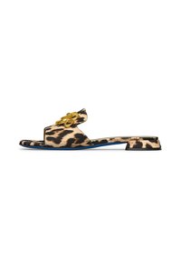 Infradito piatti con stampa leopardata, punta aperta, dettagli in metallo dorato, suola nera e tacco basso. Presentano una finitura liscia e un design strutturato.