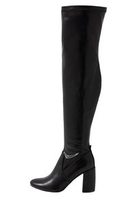 Botas negras sobre la rodilla hechas de piel suave, con punta redonda, tacón cuadrado y un caño ajustado que se adapta a la pierna.