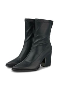 Botas de cuero negro hasta el tobillo con punta afilada, tacón alto en bloque y tela fruncida en la parte superior. Superficie texturizada con detalles de costura.