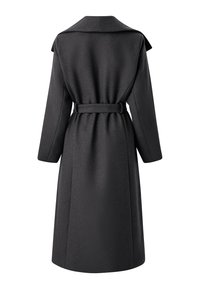 Cappotto lungo grigio scuro con cintura, realizzato in tessuto testurizzato. Presenta un ampio colletto e maniche lunghe, con una piega posteriore per una migliore libertà di movimento.