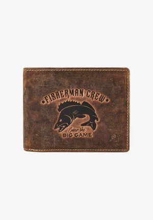 Cartera de cuero marrón con un pez negro en relieve y texto "Fisherman Crew" y "Enter the Big Game" en la parte frontal.