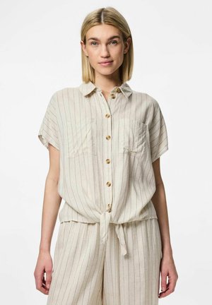 Chemise à col, à manches courtes, en beige clair, avec des rayures verticales et une fermeture à boutons. Deux poches poitrine et un détail de lien à l'avant.