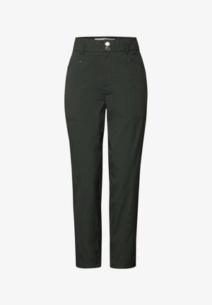 Tummanvihreät, kevyet housut, joissa on korkea vyötärö, napillinen sulkeminen ja useita taskuja. Ominaisuuksiin kuuluu näkyvä ompelu ja kapeneva lahjesuunnittelu.