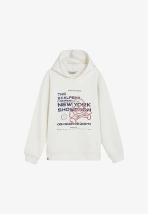 Biała bluza z kapturem z tekstem z przodu "The Scalpers Company New York Showroom" i czerwonym nadrukiem czaszki i skrzyżowanych kości.