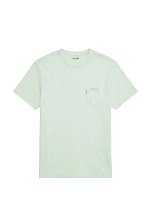 Hellgrünes T-Shirt mit kurzen Ärmeln und Rundhalsausschnitt, mit einer Brusttasche und einem kleinen Stoffetikett an der rechten Seite der Tasche.