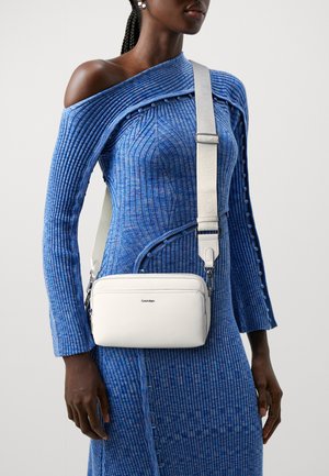 Calvin Klein MUST CAMERA BAG - Borsa a tracolla - bright white