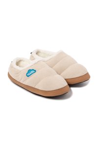 Pantuflas de canalé beige con forro interior blanco esponjoso, punta redondeada y suela de goma marrón. Presentan un logotipo de nube azul en el lateral.