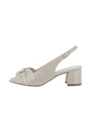 Sandalo slingback beige chiaro con tacco a blocco, punta aperta, cinturino regolabile con fibbia e fibbia decorativa color oro sulla fascia anteriore.