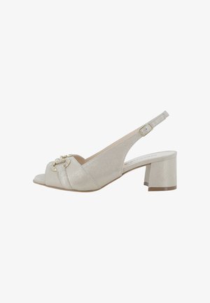 Sandalo slingback beige chiaro con tacco a blocco, punta aperta, cinturino regolabile con fibbia e fibbia decorativa color oro sulla fascia anteriore.