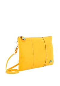 Borsa a tracolla gialla in pelle con una cinghia sottile, cuciture visibili e un piccolo logo turchese nell'angolo in basso a destra.