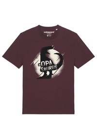 Bordeaux-kleurig katoenen T-shirt met korte mouwen, voorzien van een zwarte dinosaurustekening en de tekst "DPA SAURUS" op een witte cirkelvormige achtergrond.