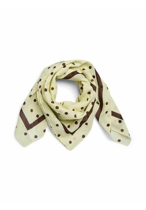 Foulard en soie jaune clair avec des pois marron foncé et une bordure marron assortie, plié en boucle lâche sur fond blanc.