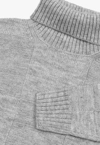 Grauer gestrickter Pullover mit hohem Rippkragen, der strukturierten Mustern und einem weichen, kuscheligen Stoff besteht. Hat gerippte Bündchen an den Ärmeln.