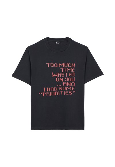 Sort t-shirt i sort bomuld med fed pink tekst: "FOR MEGET TID SPILDT PÅ DIG, OG JEG HAVDE NOGLE 'PRIORITETER'" i et moderne skrifttype. Korte ærmer.
