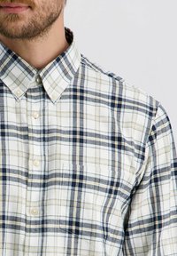 Karierte Blau- und Weißtöne Button-Up-Hemd aus Baumwolle, mit Kragen, Knöpfen und einer Brusttasche mit einer dezenten Textur.