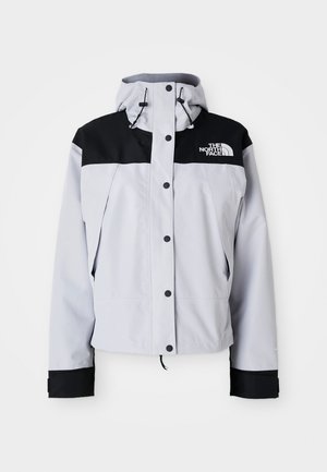 Lys grå og svart hettejakke med frontknapper, justerbare snorer og The North Face-logo på brystet.