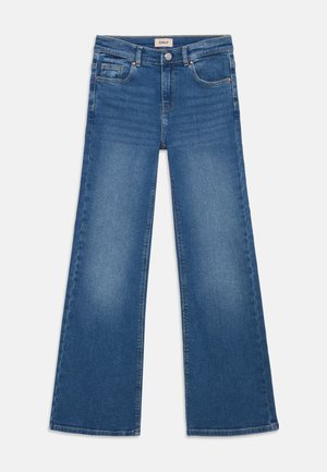 Jean en denim bleu à jambes larges avec une taille mi-haute, comportant cinq poches et une fermeture à bouton classique. Tissu lisse et décoloration minimale.