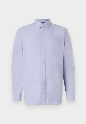 Camisa de botão de mangas longas em lilás claro, com colarinho espalhado, textura de tecido lisa e sete botões brancos na frente.