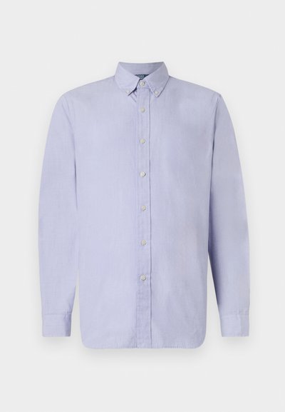 Μακρυμάνικο πουκάμισο σε ανοιχτό μωβ χρώμα με γιακά απλωμένο, απλή υφή υφάσματος και επτά λευκά κουμπιά μπροστά.