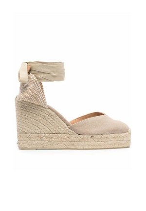 Espadrilla beige con zeppa, punta chiusa, piattaforma in juta intrecciata, tacco strutturato e allacciatura alla caviglia con nastro.