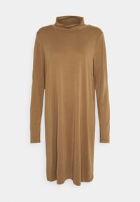 Långärmad klänning med hög krage i mjukt brunt tyg. Har en avslappnad passform med en något svängd fåll. Slät textur, inga synliga mönster.