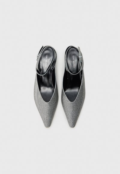 Halli peepvarbaga kontsakingad, millel on terav nina ja mis on valmistatud tekstureeritud materjalist. Must sisevooder ja pandlaga rihm reguleerimiseks.