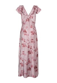 Robe longue en satin rose clair avec manches courtes à volants, encolure en V, et imprimé floral rose foncé délavé sur tout le tissu.