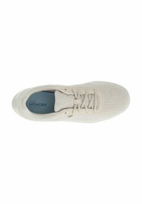 Heled beige sneaker tekstureeritud kudumpealisega, ümar varvas, lame valge tald ja sinine sisetald, millel on kiri 'AIR MEMORY FOAM.' Seotavad paelad ja aasad on olemas.