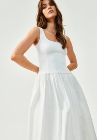 ST MRLO ELLISA MIDI - Vapaa-ajan mekko - white