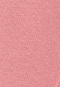 Helles rosa Baumwollgewebe mit einer glatten, gleichmäßigen Textur und feinem Rippenmuster. Die Kanten sind mit einem subtilen, passenden Faden genäht.