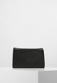 Czarna skórzana kopertówka o fakturowanym wykończeniu, prostokątnym kształcie i złożonej konstrukcji. Minimalistyczny styl bez widocznych elementów sprzętowych czy ozdób.