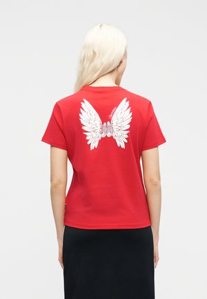WINGED LOW CHUCKS - Nyomott mintás póló - red