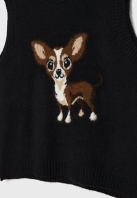 Gilet en tricot noir avec un design de Chihuahua marron et blanc, aux grands yeux, à la fourrure détaillée et avec un col et un ourlet côtelés.